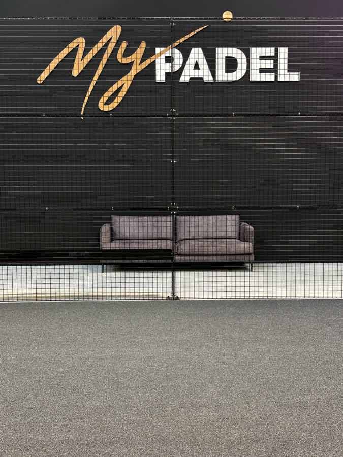 Kanapa pod znakiem MyPadel przy korcie